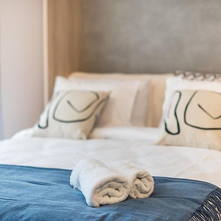Stylish Urban Suites Atene Esterno foto